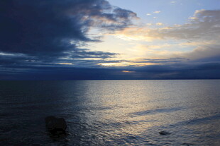 海边日落时分的壮丽景象