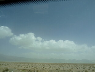 旷野蓝天间的悠悠白云