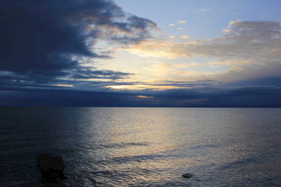 海上日落时分的壮丽景象