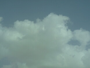 蓝天中的蓬松白云