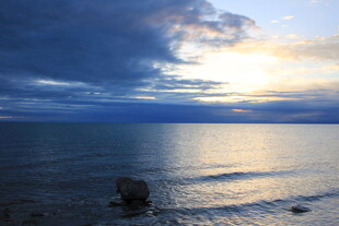 海边日落时分的静谧美景