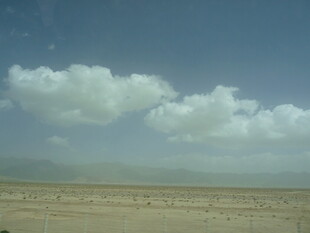 沙漠上空的悠悠白云
