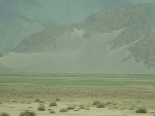 广袤沙漠中的荒芜景观