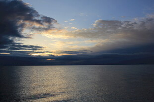 夕阳下的宁静湖面
