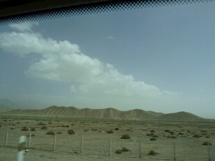 车窗外的荒漠与白云
