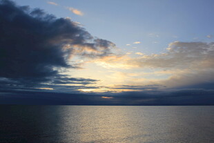 夕阳下波光粼粼的平静湖面