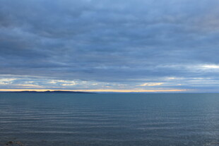 海面之上的多云天空