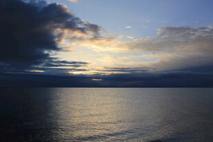 黄昏下宁静的湖面美景