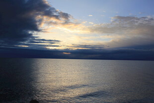 海上日落时分的壮丽景象