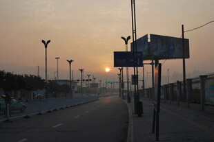 夕阳下路牌与空旷道路