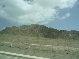 公路边的远山与蓝天白云