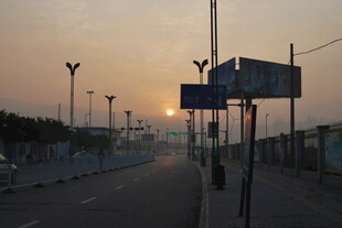 夕阳下路牌与空旷道路