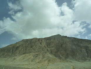 荒凉山脉与蓝天白云