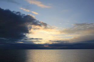 夕阳下波光粼粼的湖面美景