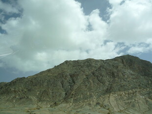 巍峨山峦与天际白云