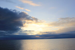 夕阳下宁静的湖面美景