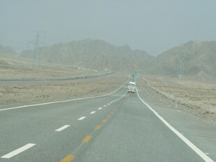 空旷公路上的行驶车辆