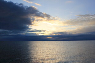 夕阳下的平静湖面