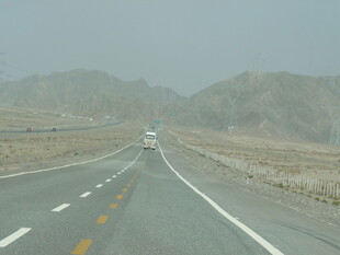 荒漠公路上的孤独行驶