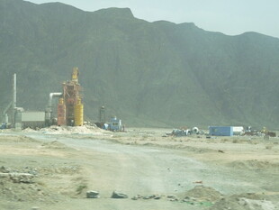 沙漠中的工业设施场景