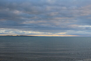 广阔海面与天边云层景观