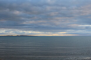 广阔海面与多云天空