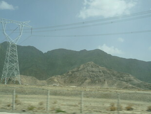 旷野中的高压输电塔