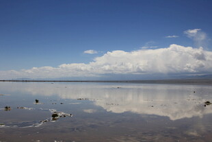 蓝天碧水间的静谧湖面