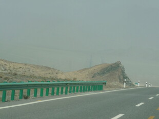 公路旁的绿色护栏与远山