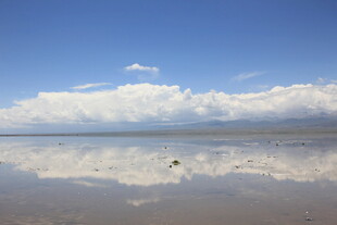 天空之镜 澄澈盐湖与云景