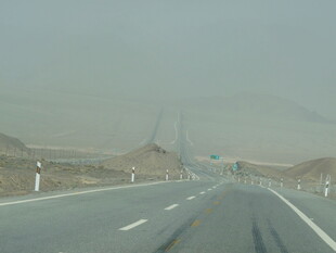 公路驰骋 远方景色入眼帘