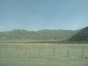 草原与远山的开阔景致