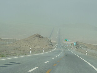 沙漠公路的开阔景象