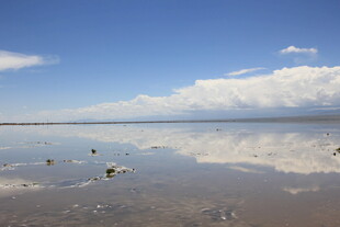 广阔盐湖上的宁静美景