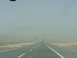 沙漠中的笔直公路