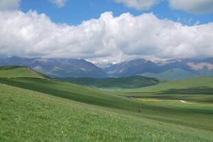 草原山峦间的蓝天白云