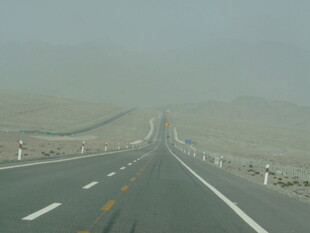 雾中公路伸向远方