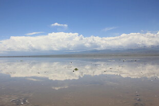 天空之境般的静谧湖面