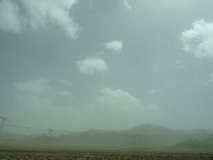 沙尘弥漫的旷野景象