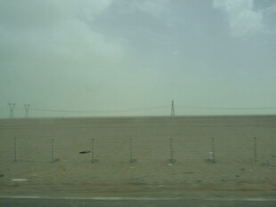 沙漠中的风力发电场景