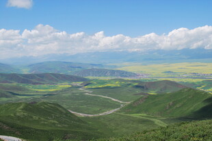 山峦绿野间的壮美风光