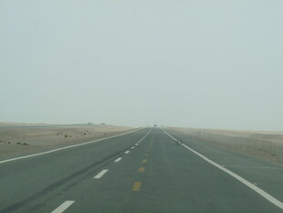 空旷公路延伸向远方