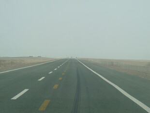 空旷公路延伸向远方