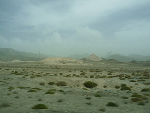 荒漠中的零星石块景观