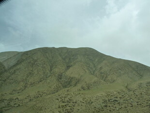 连绵起伏的绿色山峦