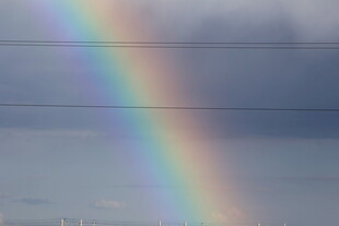 天空中绚丽的彩虹美景