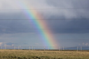 草原上空绚丽的彩虹