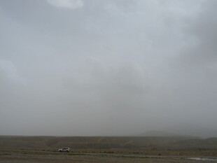 阴沉天空下的广袤荒原