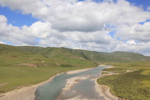 蜿蜒河流穿绿野