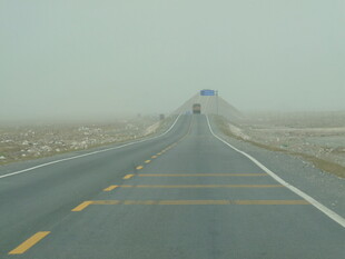 雾中公路延伸向远方